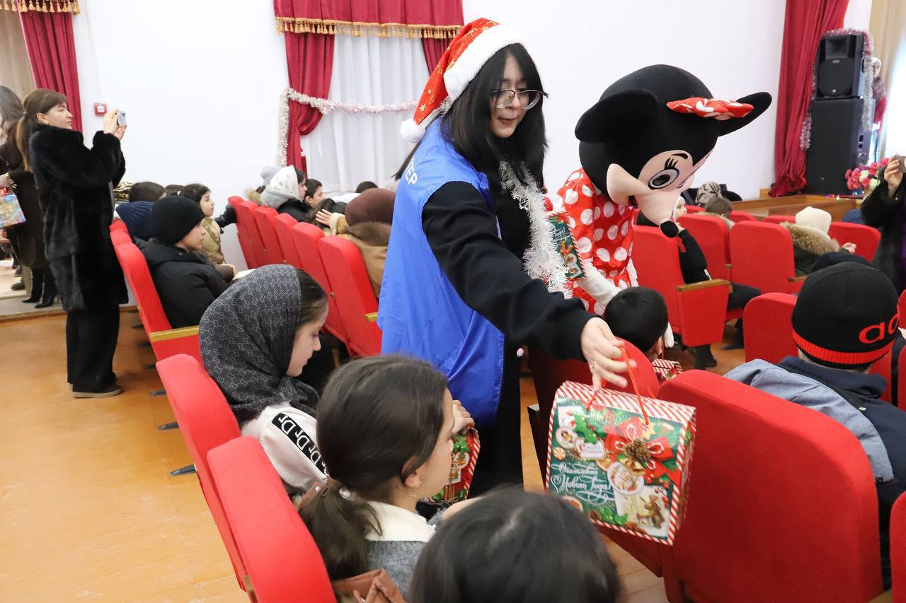 В Табасаранском районе при содействии центра социального обслуживания прошло новогоднее торжество для детей участников СВО